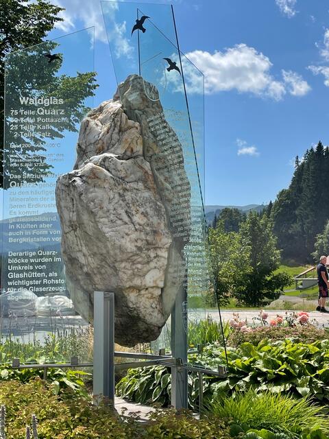 Der riesige Quarzstein am Eingang zum Geopark in Glashütten. Das Vorkommen von Quarz ist für die Herstellung von Glas unerlässlich. | Foto: Susanne Veronik