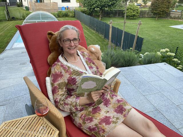 Entspannen kann Eva Pötzl am besten im Liegestuhl, mit einem unterhaltsamen Buch und einem Erfrischungsgetränk. | Foto: privat