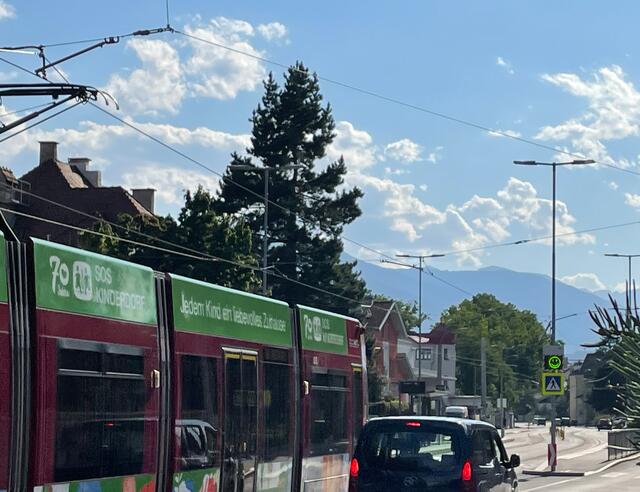 Grüner Smiley für Straßenbahn und Pkw in der Reichenauer Straße. | Foto: Stadtblatt