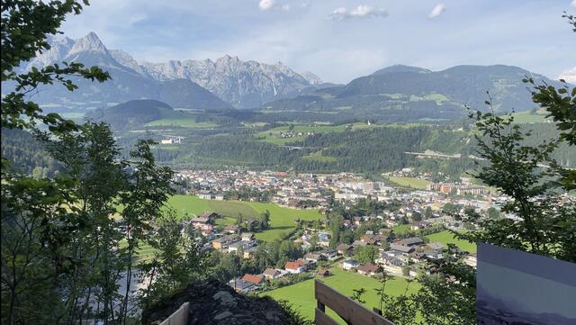 Am Plateau der Burgruine Bachsfall genießt man einen herrlichen Ausblick auf Bischofshofen.  | Foto: Alexander Holzmann