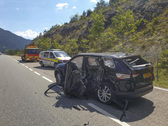 Das Fahrzeug der Unfallverursacherin wurde durch den Crash schwer beschädigt. | Foto: Zeitungsfoto.at