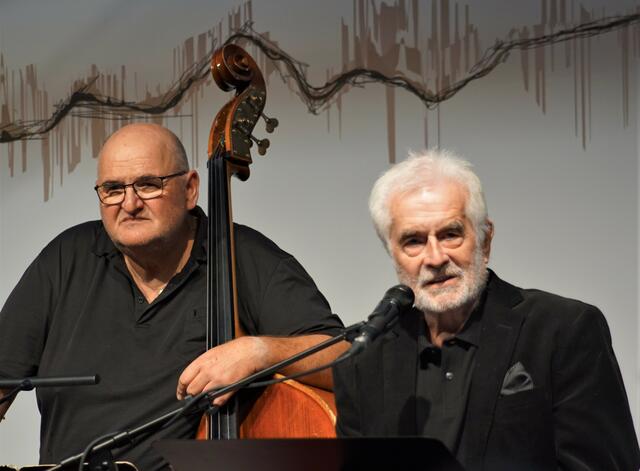 Frank Hoffmann mit Roland Kramer am Bass.