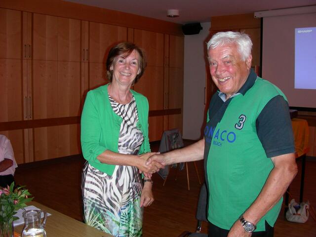 Die Vorsitzende Evi Marth gratuliert Ernst Walcher zu seiner Auszeichnung.  | Foto: Siegfried Oberhofer