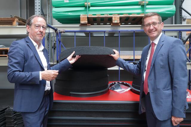 Wirtschafts-Landesrat Markus Achleitner (r.) und Ecotherm Austria-Chef Herbert Bremstaller (l.).  | Foto: Land OÖ/Ernst Grilnberger