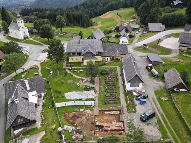 Die archäologische Ausgrabungsstätte für den Glasmacherofen beim Alpengasthof mitten in Glashütten. | Foto: Matthias Grebien