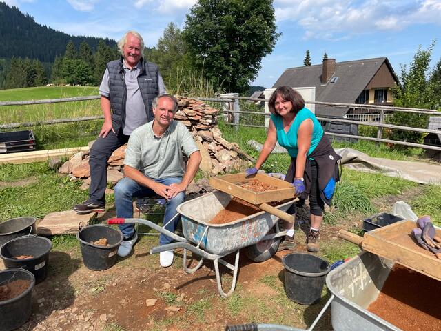 Das Aussieben der Fundstücke ist eine wichtige Tätigkeit für das Grabungsteam | Foto: Susanne Veronik
