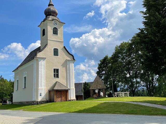 Die Pfarrkirche Maria Namen wurde wurde zwischen 1767 und 1769 vom Landsberger Maurermeister Anton Liebfahrt an der Stelle einer 1670 erbauten Holzkirche errichtet und im Jahr 2003 saniert. | Foto: Susanne Veronik