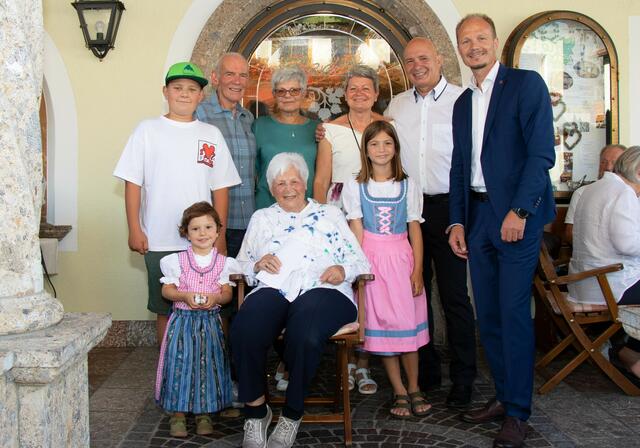 Im Kreise ihrer Familie feierte Maria-Rosa Hille ihren 100. Geburtstag, zu dem auch Vizebürgermeister Johannes Anzengruber (r.) herzlich gratulierte. | Foto: IKM/Dullnigg