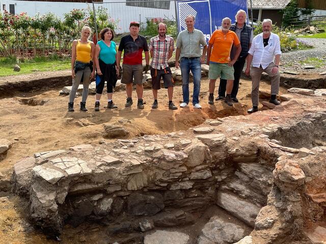Das Grabungsteam mit Matthias Grebien (ASIST), Grabungsleiter Andreas Bernhard, Karl Dudek (Obmann "Viana Styria"), Alpengasthof-Wirt Hartmut Kind und  Anton Steffan, Kurator am Burgmuseum"Archeo Norico". | Foto: Susanne Veronik