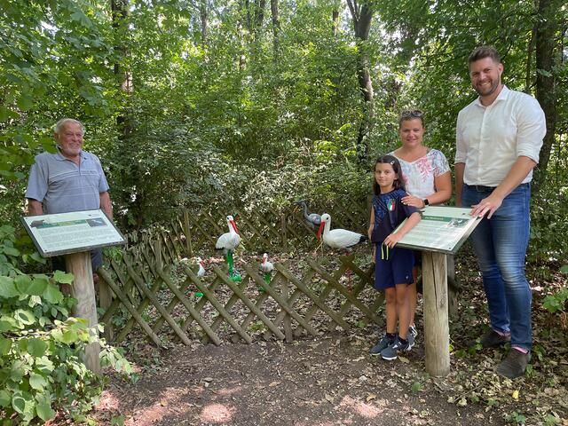 Karl Olivier, Obfrau Nicole Schneider mit ihrer Tochter und Bürgermeister Christoph Wolf bei einer der revitalisierten Stationen. | Foto: Hornstein