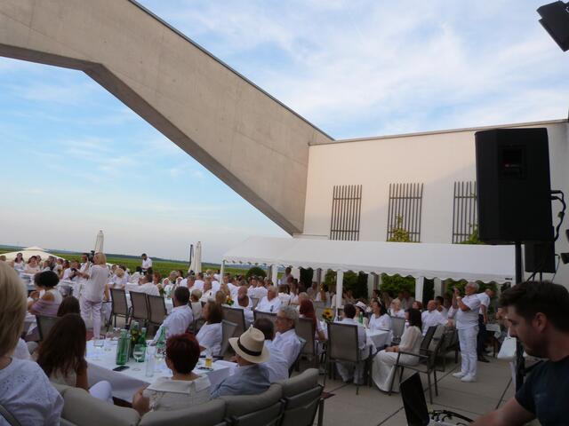 Die Niederlassung der Eichenwald Weine schaffte mit Hilfe der traumhaften Aussicht das perfekte Ambiente für einen entspannenden Abend 