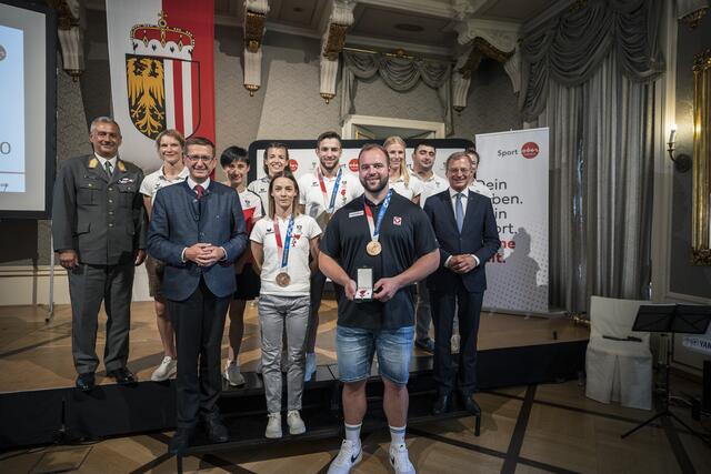 Dieter Muhr (Militärkommandant für OÖ) Sabrina Filzmoser, Sportlandesrat Markus Achleitner (ÖVP), Liu Jia, Susanne Walli, Bettina Plank, Samil Borchashvili, Lukas Weißhaidinger, Verena Mayr, Sagis Martirosyan, Landeshauptmann Thomas Stelzer (ÖVP) und Lea Siegl (v.l. n.r.) beim Empfang der oberösterreichischen Olympiateilnehmer. | Foto: Land OÖ / Max Mayrhofer