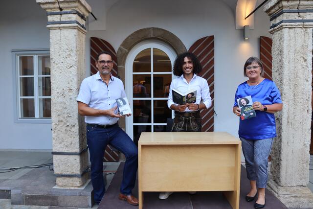Gerberhaus-Obmann Karl Hermann, Omar Khir Alanam und Organisatorin Gabi Bichler (v.l.). | Foto: WOCHE