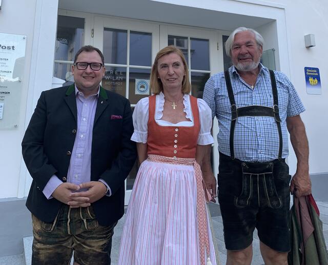 Eva Adlhart (Mitte) stellt sich der Bürgermeisterwahl. | Foto: FPÖ St. Wolfgang