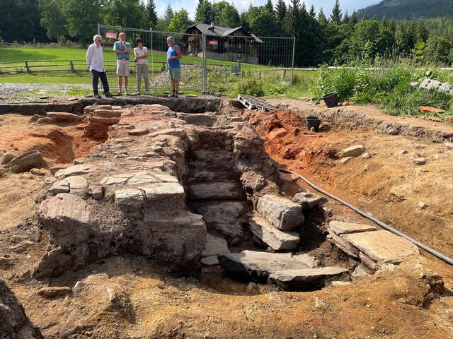Schon jetzt sind Interessierte bei der Ausgrabungsstätte in Glashütten. | Foto: Susanne Veronik