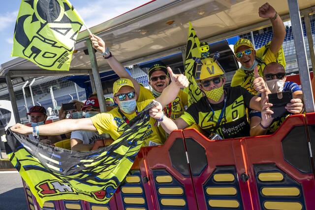 Die Fans von Valentino Rossi sehen ihr Idol ein letztes Mal auf der Strecke. | Foto: RB/Mitter