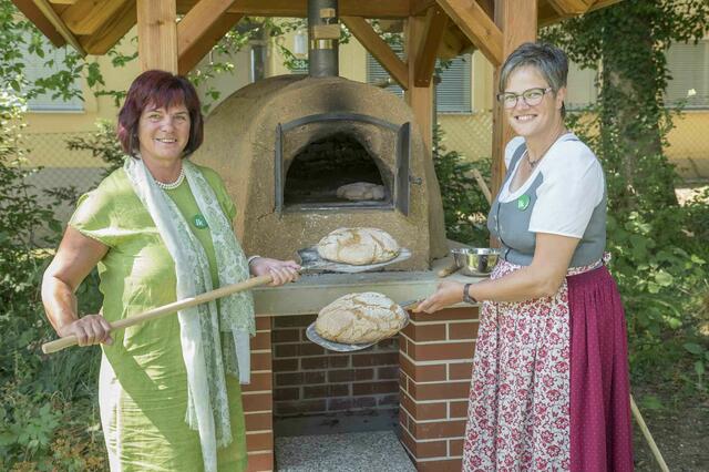 Das beste Brot kommt vom Holzbackofen. Im Bild Landesbäuerin Viktoria Brandner (r.) und Verkostungschefin Eva Lipp (l.) aus St. Stefan ob Stainz mit frisch gebackenem Bauernbrot. | Foto: LK-Stmk/Fischer