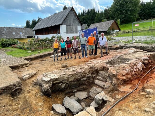  Grabungsteam mit Matthias Grebien (ASIST), Grabungsleiter Andreas Bernhard, Karl Dudek (Obmann "Viana Styria"), Alpengasthof-Wirt Hartmut Kind und  Anton Steffan, Kurator am Burgmuseum"Archeo Norico". | Foto: Susanne Veronik