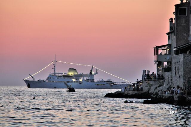 Schiff vor Rovinj