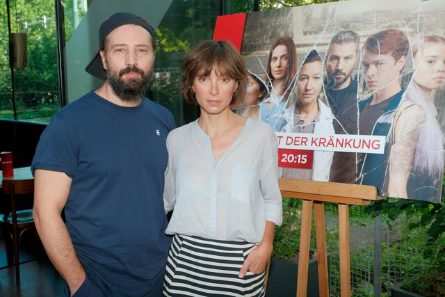 Spielen die Hauptrollen in dem neuen ORF/ZDFneo-Sechsteiler: Murathan Muslu (als Georg) und Julia Koschitz (als Mira). | Foto: ORF/Günther Pichlkostner