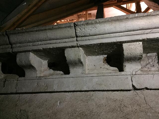 An die ehemalige Außenmauer (hier vom Dachboden aus sieht man noch die alten Balustraden) wurde die Kapelle angebaut. | Foto: privat