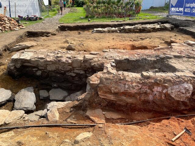 Ein Einblick in den Glasmacherofen: Das bis zu einem Meter hohe Mauerwerk ist gut erhalten. Ursprünglich war der Glasmacherofen in Glashütten bis zu zwei Meter hoch und mit einer Kuppel eingedeckt.
Ein Wasserleitung verläuft mitten durch das Grabungsgelände. | Foto: Susanne Veronik