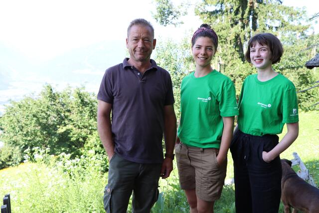Gemeinsam mit Gleichgesinnten halfen Anna-Lena Neunteufel (m.) und Miriam Fuchs-Weikl Almbesitzer Gerhard Lugger bei der Arbeit. | Foto: Hans Ebner