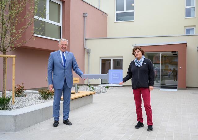 Wohnbau-Landesrat Martin Eichtinger bei der Schlüsselübergabe mit der Mieterin Eva Pfeiffer in Eggendorf.
  | Foto: NLK Burchhart