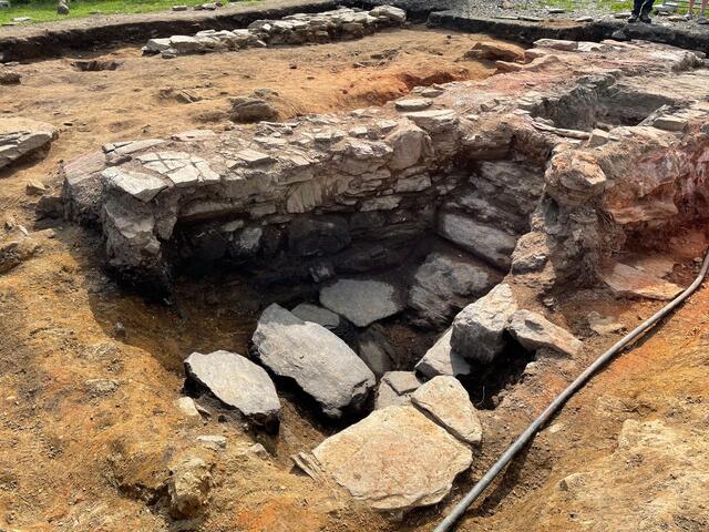 Das deutlich flügelartige Mauerwerk für die Arbeits- und Schürkammer vor der Schmelzkammer des Glasmacherofens in Glashütten | Foto: Susanne Veronik