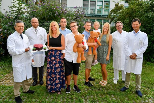Prim. Rudolf Mair, Prof. Jens Meier, Familie Humer mit Herzkind Felix, Familie Hübsch mit Herzkind Lara, Prim. Wolfgang Arzt, Prim. Prof. Gerald Tulzer. | Foto: KUK