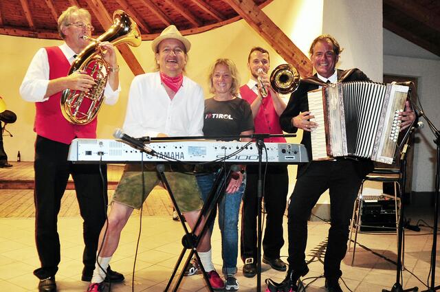 Der Titel war Programm: Organisatorin Sabine Jäger, flankiert von Markus Linder und Hubsi Trenkwalder sowie Mutterer Musikanten. | Foto: Hassl