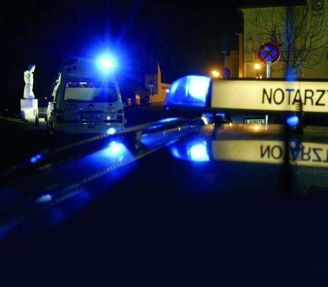 Die beiden Verletzten mussten vom Notarzt versorgt werden (Symbolfoto). | Foto: Gert Eggenberger/ÖRK