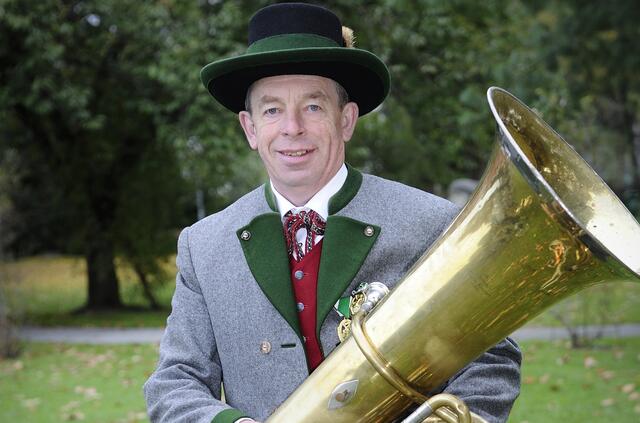 Fritz Wölkart ist seit mehr als 60 Jahren beim Musikverein Marktmusikkapelle Bad Gams mit seiner Tuba aktiv dabei. | Foto: Strametz