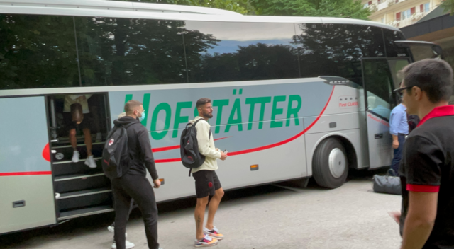 Der französische Weltmeister Oliver Giroud verlässt den Bus des Unternehmens im Warmbad Villach, dort gastierte AC Milan vor dem Match. | Foto: RMK