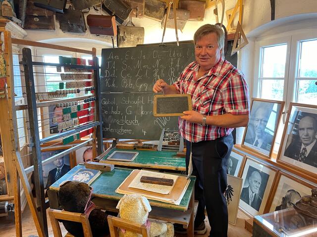 Hans Freudenberger im Nadlingerhof in Neustadtl mit Tafel und Griffel. | Foto: Leitsberger