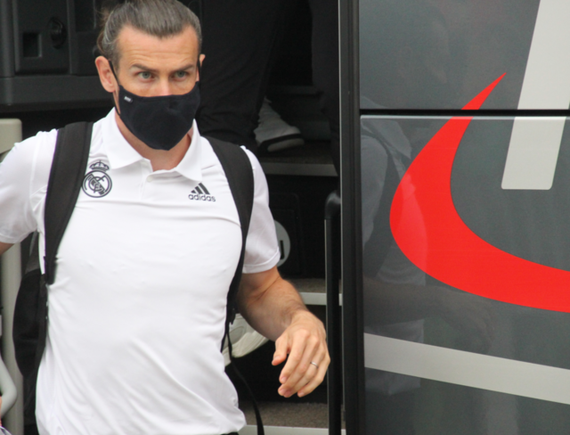 Der walisische Star-Kicker Gareth Bale verlässt den Hofstätter Bus bei der Ankunft im Hotel "Die Zeit" in St. Veit. | Foto: Pugganig