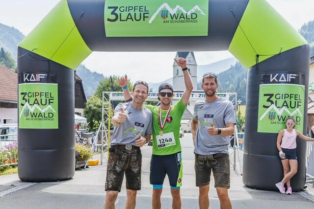 Alexander Rüdiger mit Lukas Vasold, dem Drei-Gipfel-Lauf-Sieger 2021, und Veranstalter Bürgermeister Marc Landl (vlnr)  | Foto: Dominik Angerer