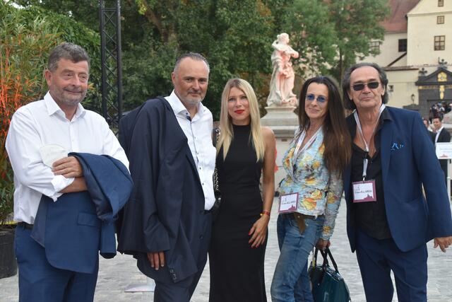 Stefan Ottrubay, Hans Peter Doskozil, Julia Jurtschak, Brigitte Just und Christian Kolonovits freuten sich auf die Ausstellungseröffnung. | Foto: Michael Strini