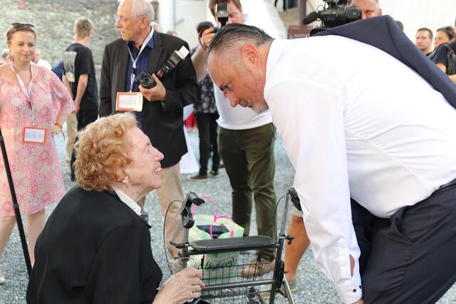 Landeshauptmann Hans Peter Doskozil mit der Widerstandskämpferin Käthe Sasso | Foto: Landesmedienservice