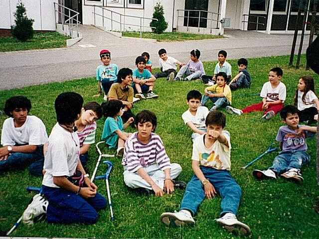 Die versammelten Kinder, nach der Betreuung in den Krankenhäusern in Österreich.
Im Friedensdorf Oberhausen - Duisburg, wo ich auch unsere Kinder hin brachte.