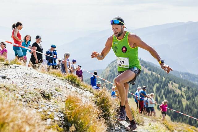 Werner Kronfuss vom 'Athletic Club Vasold Liezen' stürmt auf den Gipfel des Großen Schober | Foto: Dominik Angerer