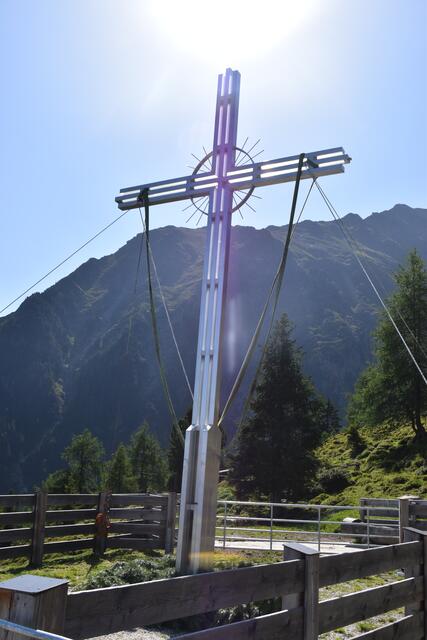 Das neue Gipfelkreuz für den Rietzer Hausberg, hier noch auf der Zwischenstation zur Segnung oberhalb der Peter Anich Hütte, glänzt in Aluminium.