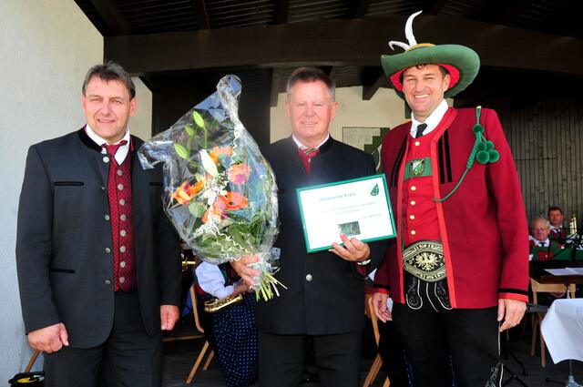 Wahlarzt und Jäger: Dr. Franz Waldner erhielt ein passendes Geschenk von Bgm. Markus Haid (li.) und Vizebgm. Wolfgang Steiner. | Foto: Hassl