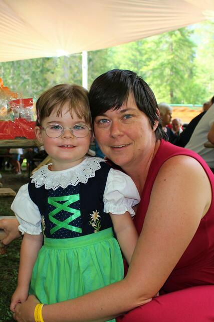 Die kleine Valentina hatte große Freude am Tanzen mit Mama Stefanie zur stimmungsvollen Musik. | Foto: Mair