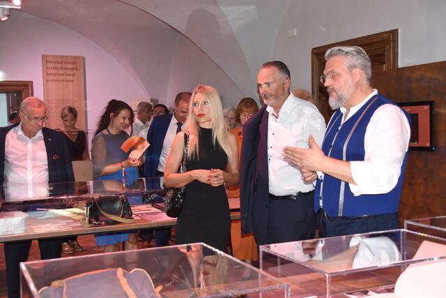 Ausstellungsgestalter Christof Cremer führte durch die Ausstellung. | Foto: Michael Strini