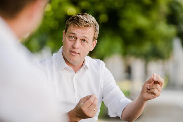 Landesrat und Grünen-Chef Stefan Kaineder im BezirksRundschau-Interview. | Foto: Land OÖ