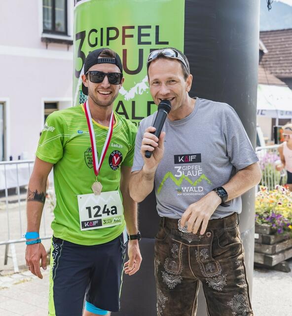 Alexander Rüdiger (r) mit Lukas Vasold, 
dem Drei-Gipfel-Lauf-Sieger 2021  | Foto: Dominik Angerer