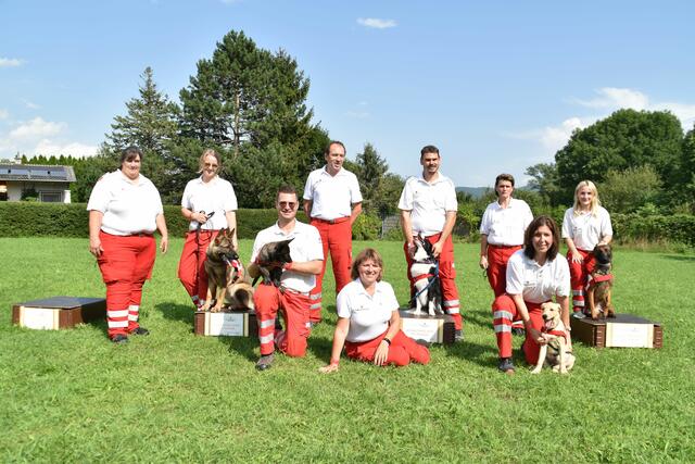 Hinten: Martina Kohlhammer, Sylvia Dobrzyhska mit Ono, Hugo Karner, Martin Geringer mit Sally, Gerlinde Wieser, Yvonne Haas mit Skyla, 
vorne: Dominik Döller mit Roul, Karin Karner, Gerlinde Waschilz mit Coco | Foto: Preineder