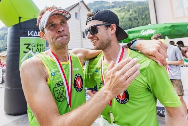 Der Sieger Lukas Vasold (r) und sein Teamkollege Peter Maerhofer (l) | Foto: Dominik Angerer