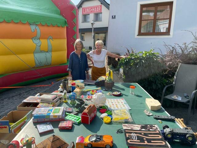 Allerlei Schätze ließen sich an diesem Stand finden. | Foto: Günter Winkler